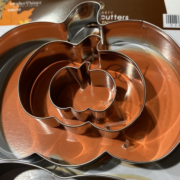 Fall Cookie Cutters, PLUS Cookie Container AND Decorative Wall Hangers - Picture 6 of 15